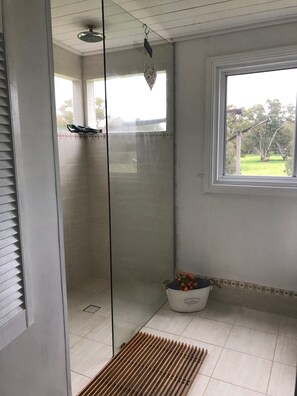 Douche, sĂšche-cheveux, serviettes fournies, savon