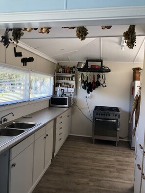 Réfrigérateur, micro-ondes, four, cafetiÚre/bouilloire