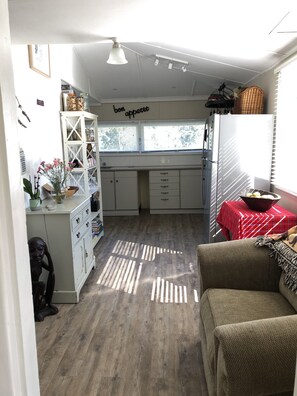 Réfrigérateur, micro-ondes, four, cafetiÚre/bouilloire