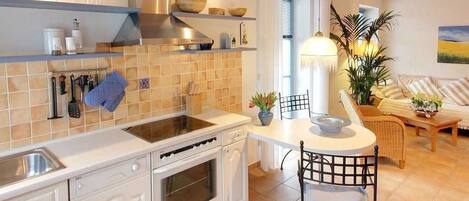 Refrigerador, horno, lavavajillas y cafetera y tetera