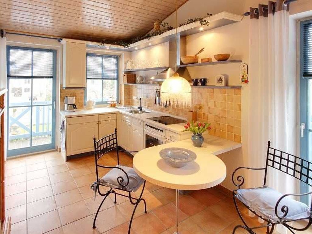 Kühlschrank, Ofen, Geschirrspüler, Wasserkocher mit Kaffee-/Teezubehör