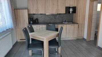 Geladeira, micro-ondas, fogão, lava-louças