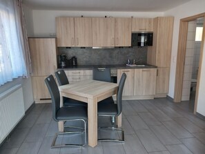 Frigorífico, microondas, horno y lavavajillas