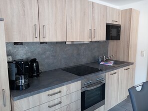 Geladeira, micro-ondas, fogão, lava-louças