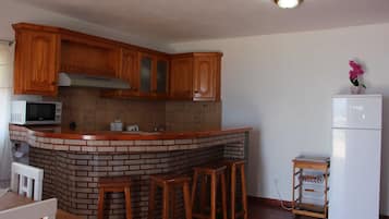 Een koelkast, een magnetron, een oven, een vaatwasser