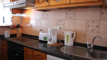 Een koelkast, een magnetron, een oven, een vaatwasser