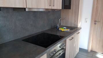 Een koelkast, een magnetron, een oven, een vaatwasser