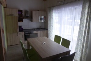 KĂŒhlschrank, Mikrowelle, GeschirrspĂŒler