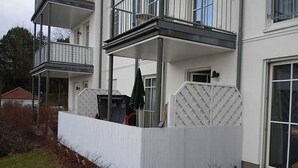 Un immeuble de deux étages doté d’un balcon au dernier étage.