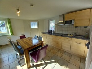 Réfrigérateur, micro-ondes, lave-vaisselle, cafetière/bouilloire