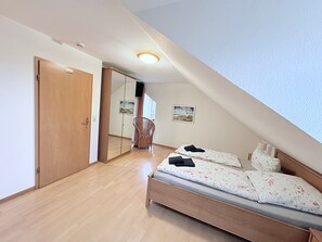 3 bedrooms, in-room safe, WiFi, bed sheets