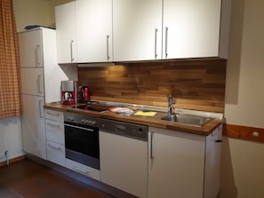 Kühlschrank, Mikrowelle, Ofen, Geschirrspüler
