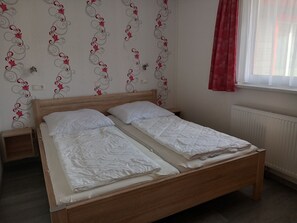 2 bedrooms, travel crib, WiFi