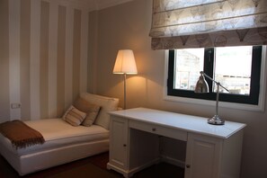 1 slaapkamer, een bureau, reisbedje, wifi
