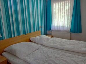 2 bedrooms, travel cot, WiFi