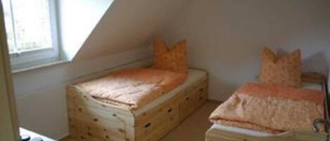 2 slaapkamers, een bureau, reisbedje, beddengoed