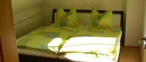 2 bedrooms, desk, travel crib, bed sheets