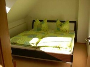 2 bedrooms, desk, travel crib, bed sheets