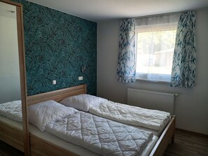 1 Schlafzimmer, Reisekinderbett