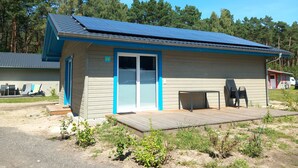 Un piccolo edificio a un solo piano, con tetto blu e porta scorrevole in vetro.