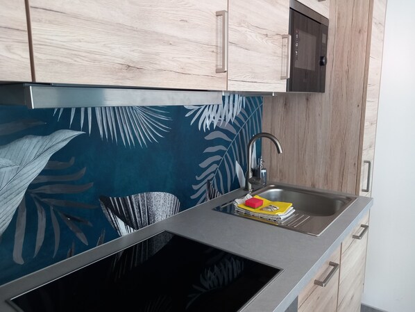 Kühlschrank, Mikrowelle, Ofen, Geschirrspüler