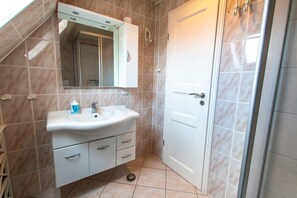 Shower - Langfeld, A. Apartment upstairs, 4P - Apartments Langfeld, Christa (Sellin)