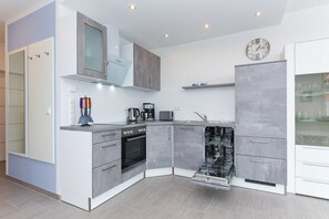 Refrigerador, horno, lavavajillas y cafetera y tetera 