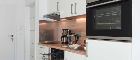 Køleskab, ovn, opvaskemaskine, kaffe-/temaskine