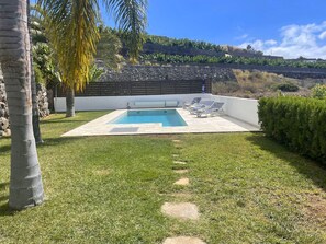 Unclassified image, 2 of 29, button