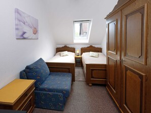 2 Schlafzimmer, Reisekinderbett