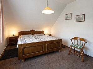 2 Schlafzimmer, Reisekinderbett
