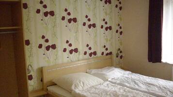 3 Schlafzimmer, Reisekinderbett