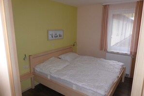 3 bedrooms, travel crib