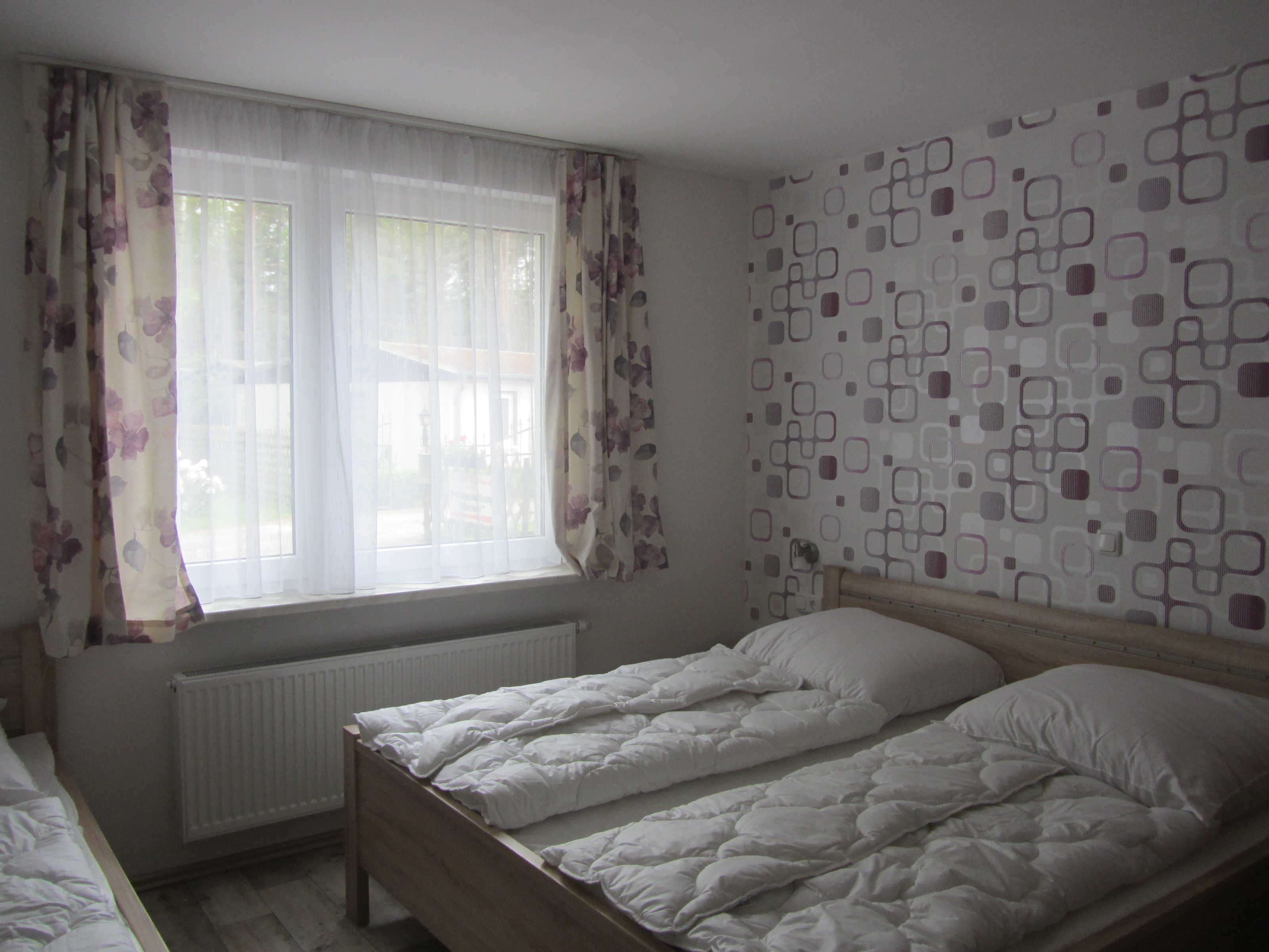 3 bedrooms, travel cot
