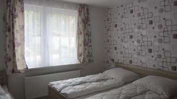 3 bedrooms, travel cot