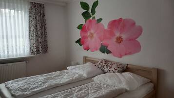 3 bedrooms, travel crib