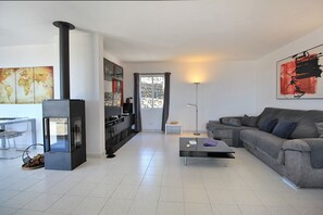 Televisie en een open haard