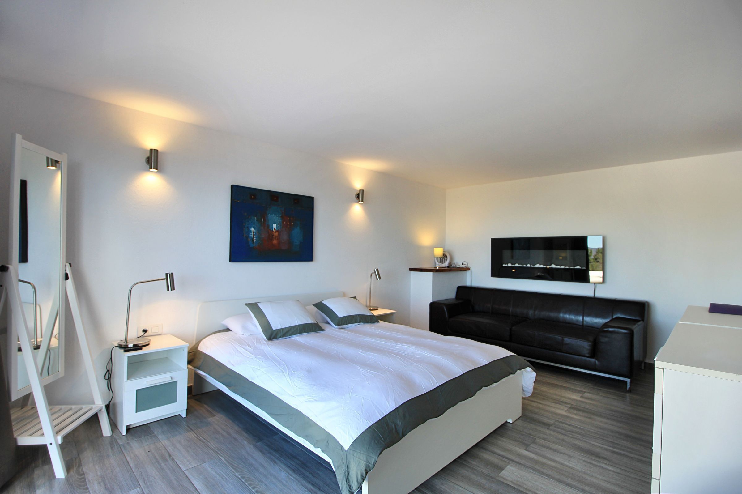 2 bedrooms, in-room safe, desk, WiFi