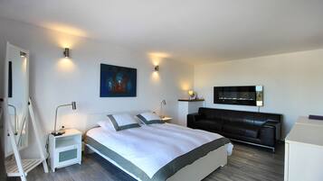 2 bedrooms, in-room safe, desk, WiFi