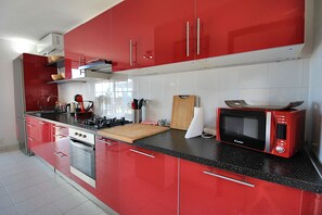 Frigorífico, horno y lavavajillas