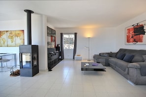 Una televisión, una chimenea