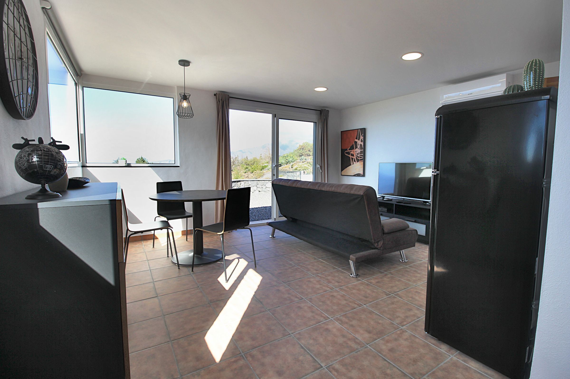 Televisión y chimenea 