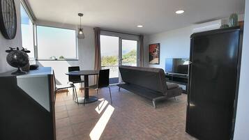 Televisión y chimenea