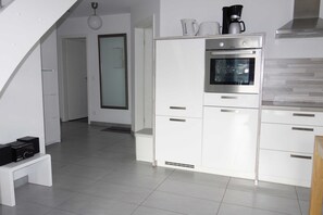 Kühlschrank, Ofen, Geschirrspüler, Wasserkocher mit Kaffee-/Teezubehör