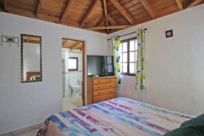 2 soverom, skrivebord, reiseseng for barn og wi-fi