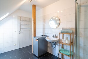 Dusche, Haartrockner, Handtücher, Seife