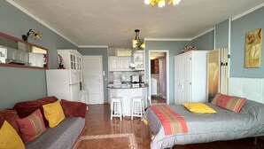 A compact living space with a kitchenette, two beds, a dining area, and a bathroom. - Apartment Sol y Playa (Puerto de Naos)