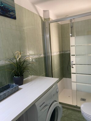 Een douche, een haardroger, handdoeken