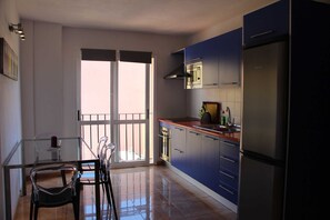 Kühlschrank, Mikrowelle, Ofen, Geschirrspüler