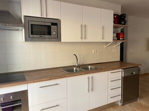 Frigorífico, microondas, horno y lavavajillas